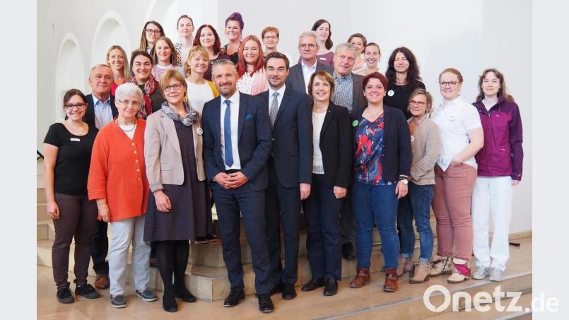 Das Team des SPZ mit Chefärztin Dr. Susanne Rinnert und Festrednerin Dr. Angelika Enders (vorne, Dritte und Zweite von links) sowie den zahlreichen Ehrengästen des Festakts und Klinikum-Personalchef Martin Neuhaus (Vierter von links). Bild: Bühner