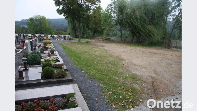 Bürgermeister Wolfgang Braun verspricht, dass im Friedhof eine bunte Blühfläche entsteht. Nach Rückfrage bei Braun ist mit der Maßnahme im kommenden Jahr zu rechnen. Bild: wro