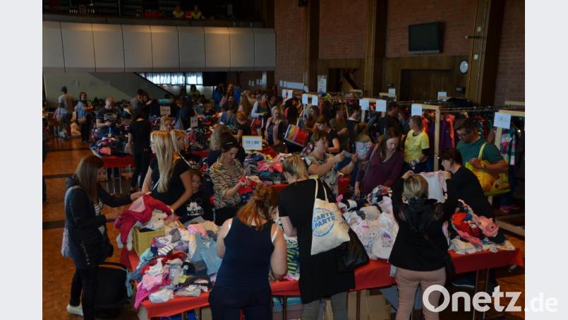Das Angebot in der Stadthalle beim &quot;Quietschenten&quot;-Basar war riesengroß. Bild: dob
