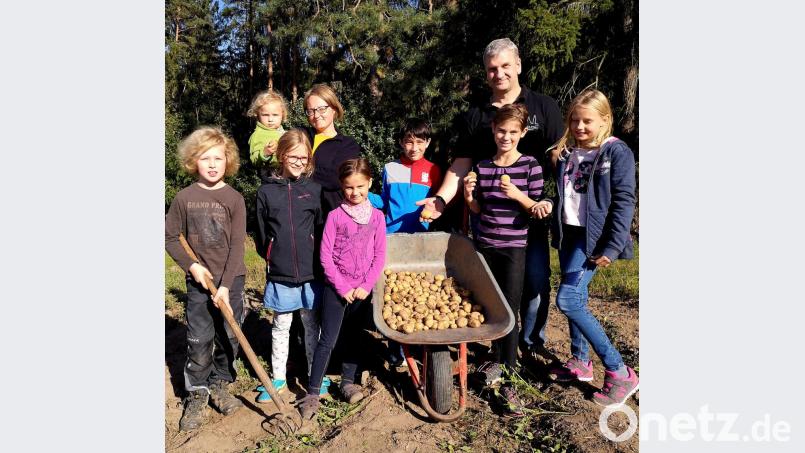 Die Kinder haben genügend Kartoffeln für das Feuer. Bild: R. Kreuzer