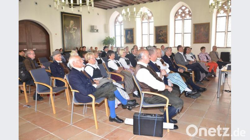 Viele Vertreter der Oberpfälzer Volksmusik- und Brauchtumsszene versammelten sich zur Eröffnung im Rathaus. Bild: mag