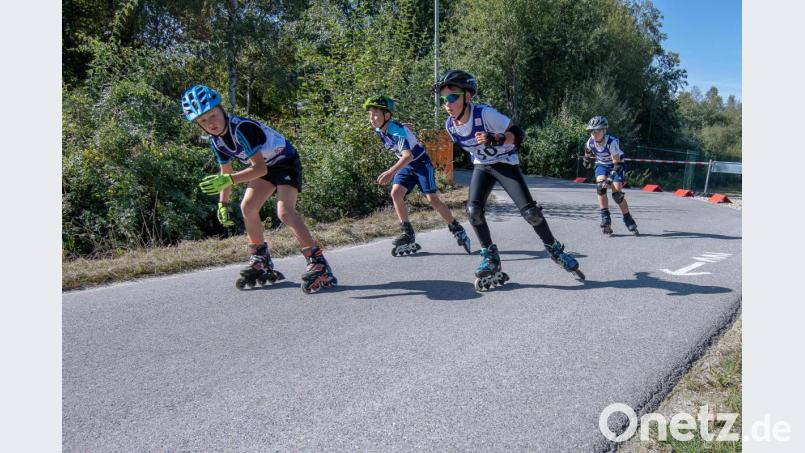 Die Jüngsten bis U11 starten auf Inlineren. Von den Skivereinen werden sie nach und nach an den Skilanglaufsport herangeführt Bild: chl
