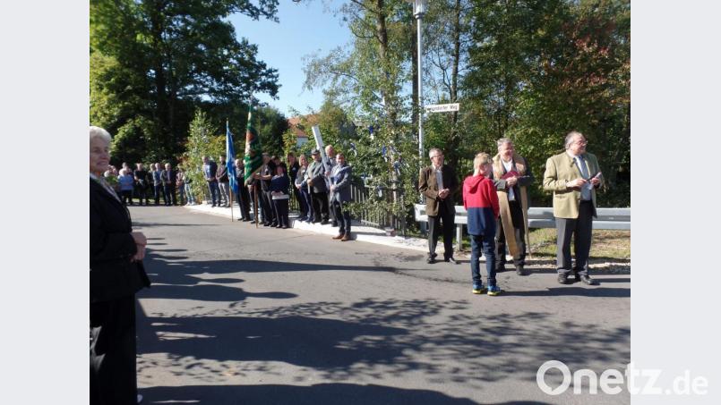 Die neuerrichtete Creußenbrücke in Naslitz wird in einem kleinen Festakt durch Bürgermeister Gerhard Löckler (von rechts) ihrer Bestimmung übergeben. Die kirchliche Weihe und Segnung erfolgt durch Pater Adrian Kugler. Bild: br