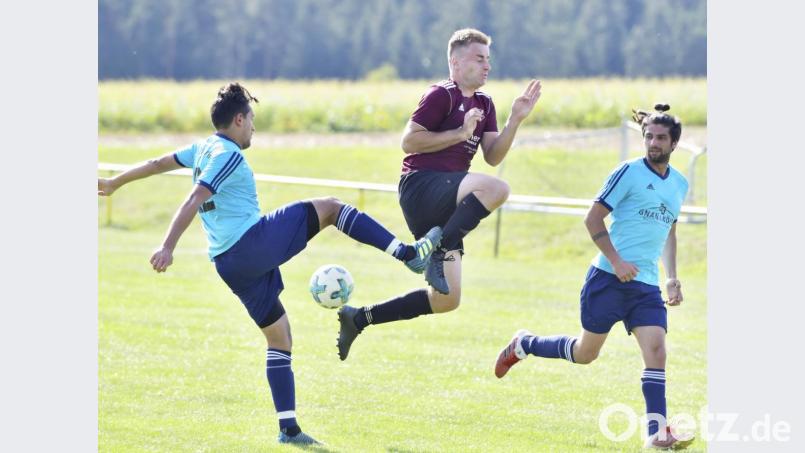 Der Großalbershofer Innenverteidiger David Mora Barth (links) geht mit gestrecktem Bein in den Zweikampf mit dem Ursensollener Führungstorschützen zum 1:0, Michael Landshammer (Mitte) in den Zweikampf, beobachtet von Rechtsverteidiger Dennis Fotiadis (rechts hinten). Bild: Ziegler