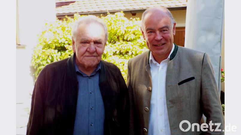 Jubilar Josef Donhauser (links) mit Gratulant und Bürgermeister Roland Strehl. Bild: e