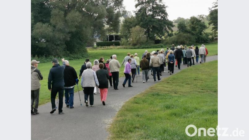 Rund 50 Senioren machten sich gemütlich auf den Weg. Bild: exb/Cornelia Stahl
