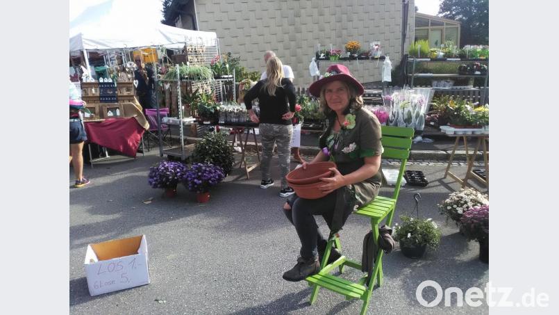 Gartenfreunde kamen an mehreren Stellen auf ihre Kosten, mit dem Kauf einer Pflanze oder mit einem guten Tipp von Fachleuten. Bild: ld