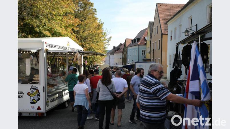 Zum Bummeln über den Unteren Markt lud der Michaeli-Markt am Kirchweihsonntag ein. Bild: njn