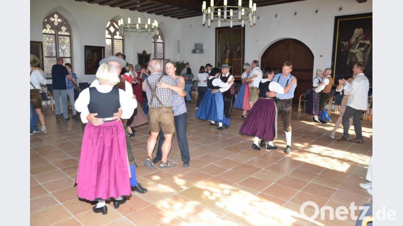Tanz-Workshop im Rathaussaal beim Zwiefachentag des Bezirks Oberpfalz mit den Tanzleitern Manfred Grädler und Hans-Gerd Königer. Bild: mag