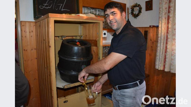 Thomas Seitz-Hartwich am Zapfhahn in seiner Zoiglstube. Bild: jr