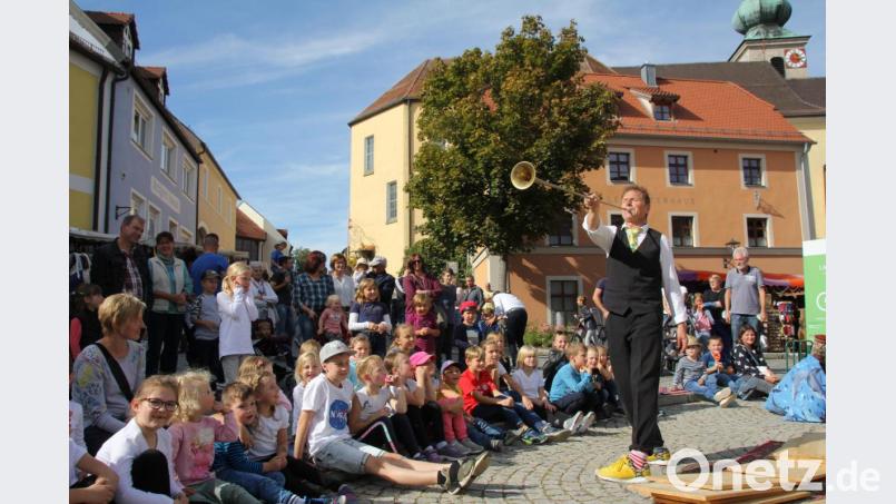 Nicht nur bei den Auftritten von &quot;Sepp Schabernack&quot; auf dem Marktplatz war der Andrang groß: Der Michaelimarkt in der Einkaufsstadt Oberviechtach lockte Kundschaft und Besucher in großer Zahl an. Bild: frd