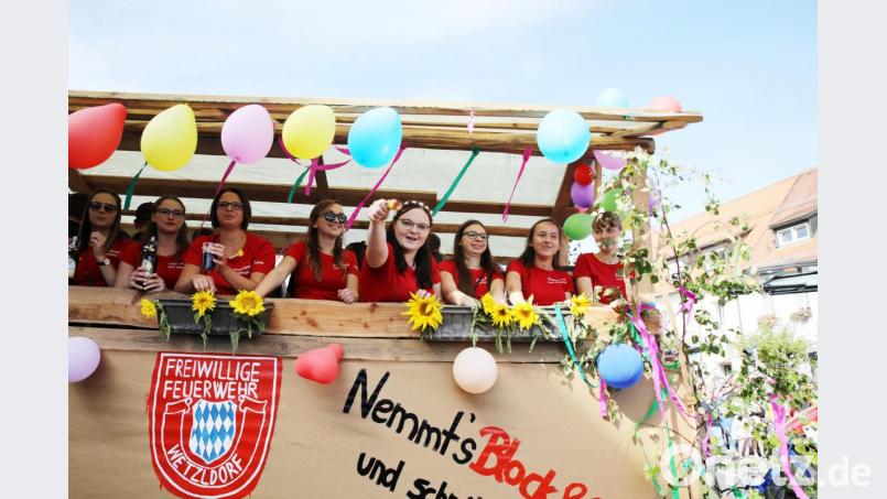 Die Festdamen zum 125-jährigen Gründungsfest der Feuerwehr Wetzldorf zeigten sich der Öffentlichkeit. Bild: JOCHEN NEUMANN 
ERBENDORF