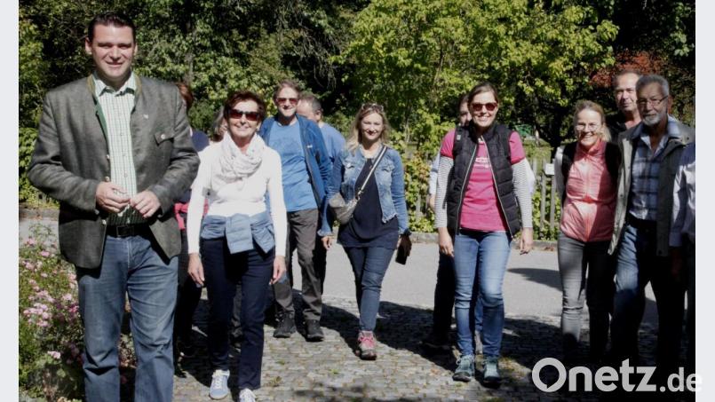 Landrat Thomas Ebeling (links) und Geschäftsführerin Verena Danner (Mitte) führten am Sonntag die Wanderung rund um die Brucker Sandoase an. Es war der Auftakt der diesjährigen Wanderwoche des Zweckverbandes Oberpfälzer Seenland. Bild: Hirsch