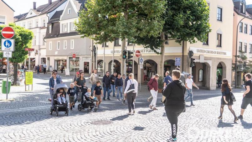 Nur bei Grün: Viele Passanten erkennen die neue Drückfunktion der Fußgängerampel am Issy-les-Moulineaux-Platz nicht - und warten vergeblich auf ein Lichtsignal. Bild: Lukas Meister
