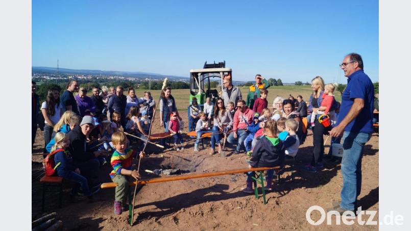 Hochbetrieb herrscht beim 10. Kartoffelfest der CSU auf dem Adam-Acker unterhalb des Wasserhochbehälters. Vorsitzender Markus Dobmeier (rechts) freute sich über den großen Zuspruch. Bild: du