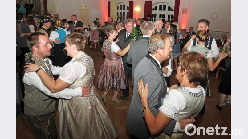 Mit der Schützen-Liesel-Polka eröffnen die Königspaare den ONG-Gauball. Bild: Dobmeier