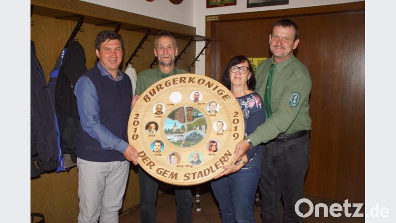 Die neue Bürgerkönigin Brigitte Wilbanks (Zweite von rechts) nahm von Schützenmeister Helmut Werner (rechts), seinem Stellvertreter Michael Knott und Bürgermeister Gerald Reiter (links) die Ehrenscheibe entgegen. Bild: mmj
