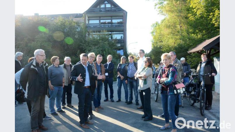 Am Wittgarten-Durchstich sind noch Restarbeiten nötig, erklärt Bürgermeister Jens Meyer: Die Untertunnelung der Bahnlinie wird am 28. Oktober eingeweiht. Bild: Gabi Schönberger