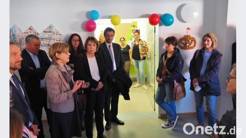 SPZ-Chefärztin Dr. Susanne Rinnert führt die Besucher am Tag der offenen Tür durch die Räume. Bild: Bühner