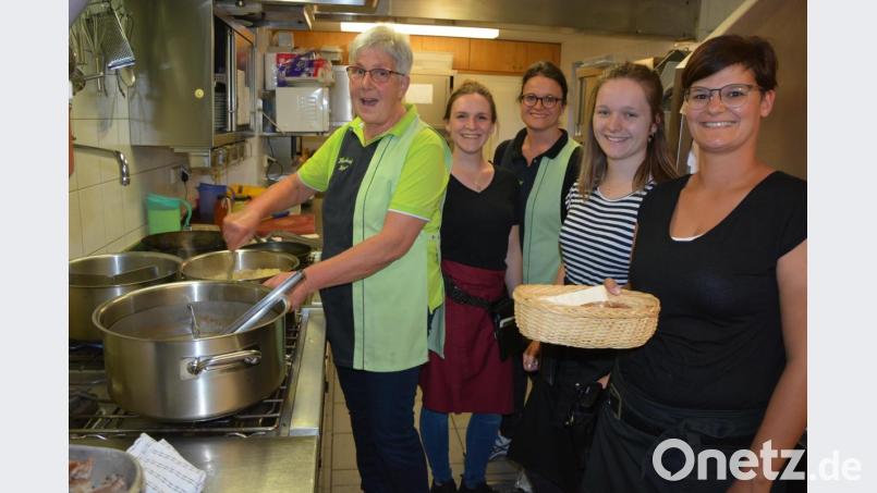 Hochbetrieb herrschte am Sonntag in der Küche bei Zoigl Hartwich – doch dabei kam auch der Spaß im Team der Zoiglstube nicht zu kurz. Bild: jr