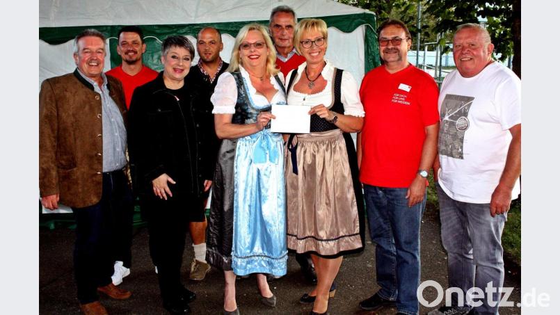 Die Jury und Ehrengäste mit den beiden Gewinnerinnen zur Dirndlprämierung, Dagmar Nachtigall und Sabine Zeidler. Bild: R. Kreuzer