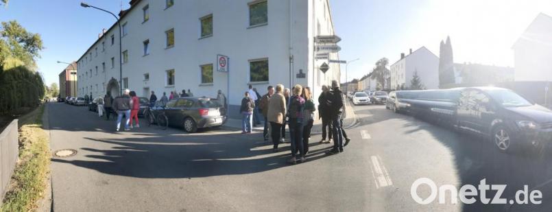 Eine wirklich gefährliche Ecke. Fußgänger und Radfahrer, die aus der Siechenstraße (links) kommen, müssen sich weit in die stark und schnell befahrene Schweigerstraße (rechts) hineintasten. Bild: Gabi Schönberger