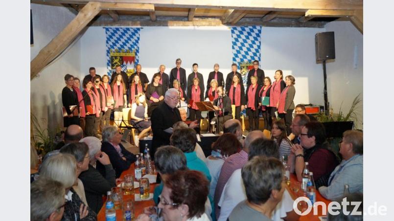 Vollbesetzt war der Zehentstadl in Thanstein, als der Kirchenchor mit &quot;Sing, sing, Evergreen&quot; vor das Publikum trat. Chorleiter Richard Waldmann (schwarzes Hemd, stehend) führte die musikalische Regie. Bild: rkp