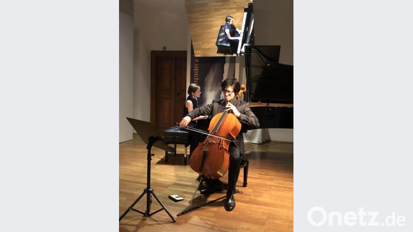 Marie Rosa Günter und Cellist Stanislas Kim spielten im Kammermusiksaal der Klaviermanufaktur Steingraeber Musik von Bach, Schulhoff und Max Reger. Bild: dok