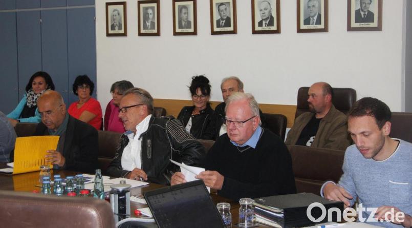 Im Rücken der Fuchsmühler Markträte hatten Vertreter der Bürgerinitiative „Gesundes Fuchsmühl“ und einige Zuhörer Patz genommen. „Wahrgenommen wurden wir aber als Bürgerbewegung nicht“, klagte BI-Sprecher Alfons Höcht (hintere Reihe, Zweiter von rechts) im Anschluss. Bild: wro