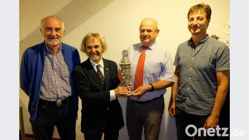Hans Tranitz (Zweiter von rechts) nahm die Glückwünsche und den Pokal von Edgar Mulzer (links), Spartenleiter Heinrich Federer (Zweiter von links) und Mannschaftsführer Bernhard Kraus (rechts) entgegen. Bild: mab
