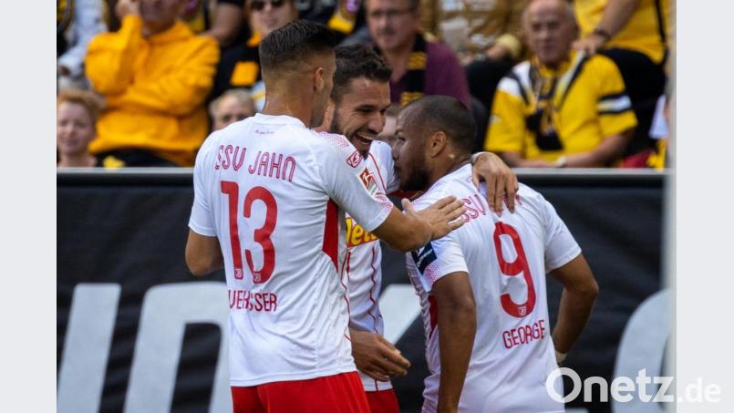 Erik Wekesser und Marco Gruettner (mi.) jubeln mit Jann George (rechts). Bild: Jahn Regensburg