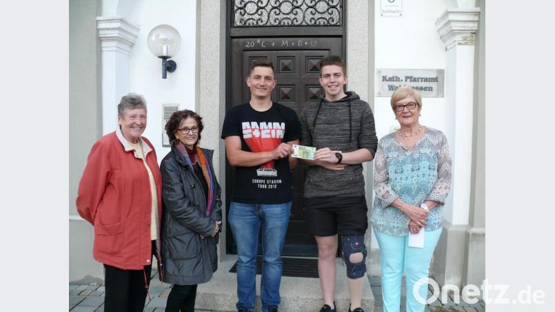 Bei der Spendenübergabe vorm Pfarrbüro, Von links Angela Hetz, Gertrud Hankl, Matthias Schnurrer, Maximilian Ernstberger und Gudrun Sirtl. Bild: kgg