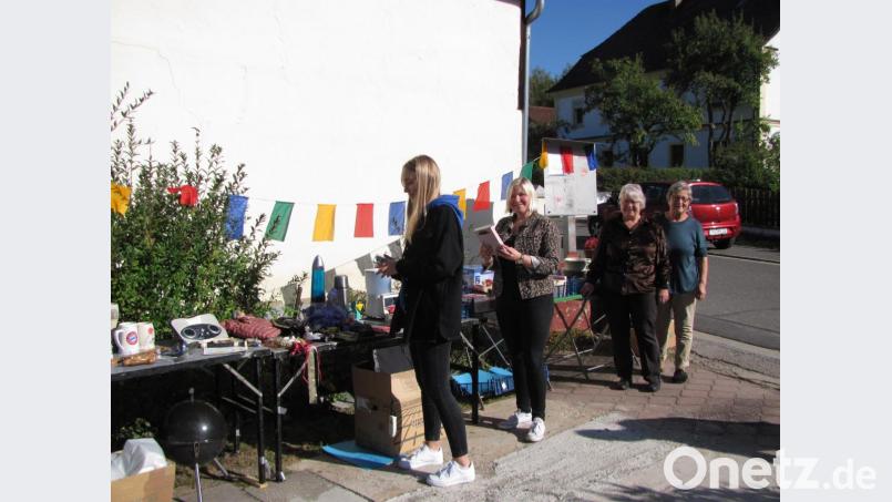 Bei herrlichem Wetter findet am Samstag der Bachstraßenflohmarkt statt. In der Pergola von Ingrid Zwerenz (Zweite von rechts) wird ein Film vom Bachstraßenfest 1990 gezeigt, der bei vielen Nachbarn für Erheiterung sorgt. Bild: sei