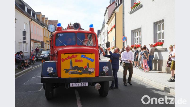 Das Feuerwehrurgestein Josef Kastner lenkte den über 50 Jahre alten Feuerwehr-Magirus. Mit auf dem Bild (von links) Bürgermeister Hans Donko und zweiter Bürgermeister Johannes Reger. Bild: JOCHEN NEUMANN 
ERBENDORF