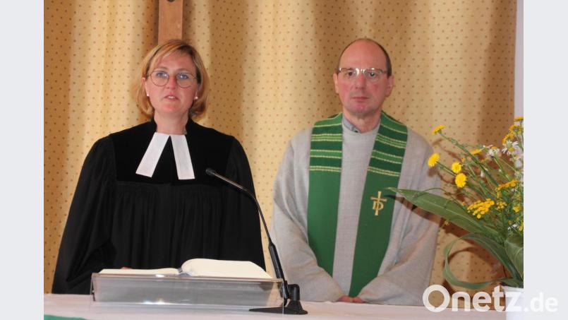 Pfarrerin Dr. Stefanie Schön und Diakon Fritz Lieb gestalteten den Gottesdienst. Bild: kro