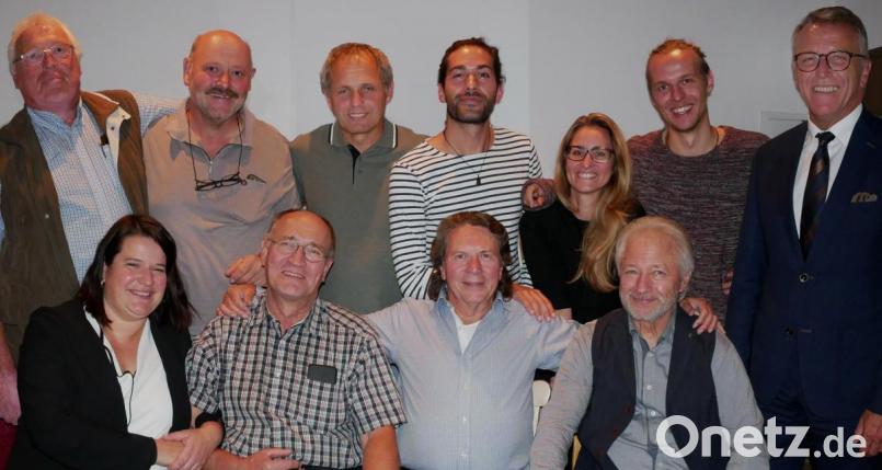 Das alte und neue Vorstandsgremium des MTT mit Günther Kraus, Karl Schwägerl, Herbert Kreuzer, Julian Mühlmeier (neuer Vorsitzender), Janka Hannemann-Mathes, Matze Wolf und Bürgermeister Franz Stahl (hinten von links) sowie Stefanie Ohle, Anton Beer, Florian Winklmüller und Manfred Grüssner (vorne von links). Bild: tr