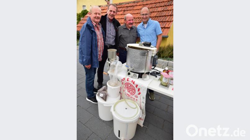 Benjamin Barthold (rechts) zeigt interessierten Besuchern, wie auf einer Kleinanlage aus Hopfen Bier gewonnen wird. Bild: no