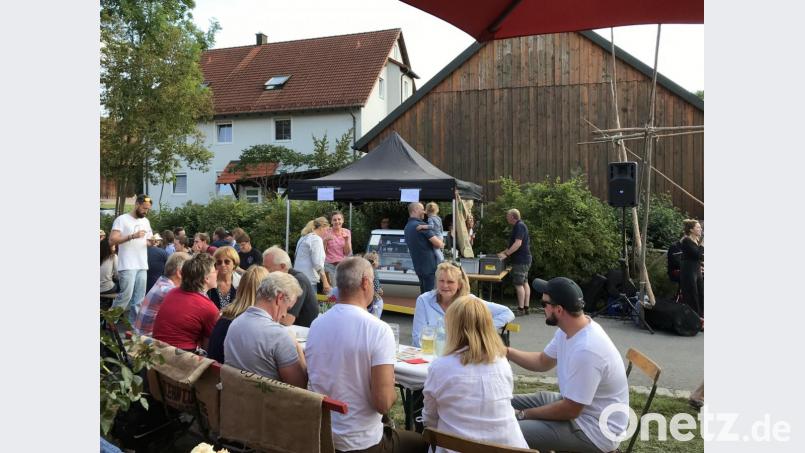 Zahlreiche Gäste genießen Kaffee und Kuchen, aber auch Herzhaftes zu Bier und Wein. Bild: dom