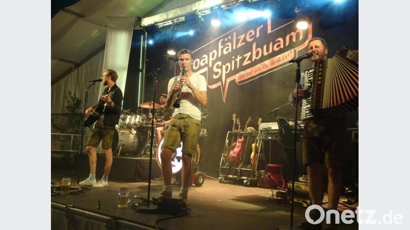 Für die Pfreimder Kirwa haben die Veranstalter wieder Top-Bands verpflichten können. Das Finale am Montag bestreiten die „Stoapfälzer Spitzbuam“. Bild: hm