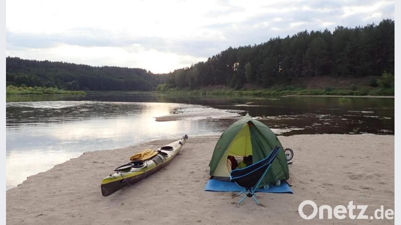 Tagelang ist Dr. Leif Zimmermann bei seinen Paddelreisen alleine unterwegs, im Gepäck nur das Nötigste – ein Gaskocher, Wasser, Fertiggerichte, Müsli und Milch. Sein Zelt baut er oft erst spät abends an einem einsamen Ufer auf, wie hier an der Memel. Heuer ist er auf ihr die 900 Kilometer lange Strecke durch Weißrussland und Litauen bis zum Kurischen Haff gepaddelt. Repro: u
