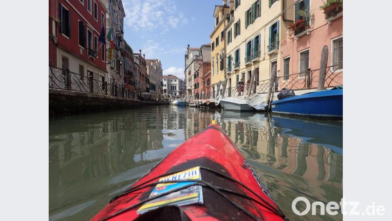 Seit neun Jahren ist Dr. Leif Zimmermann bei der „Vogalonga“ in Venedig mit dabei. Zusammen mit 6 000 Ruderern und Paddlern protestiert er gegen die von Motorbooten erzeugten hohen Wellenbewegungen, die für die Stadt und seine Lagunen gefährlich sind. Repro: u