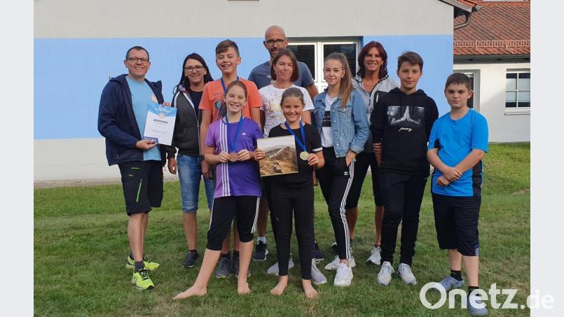 Die drei erstplatzierten Familienteams bei den &quot;Big-Family-Games&quot; freuen sich bei der Siegerehrung. Bild: fz