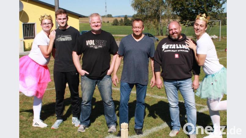 Fabian und Stefan Liebl (Zweiter und Dritter von links) holen den Sieg vor Martin Wappmann (Zweiter von rechts) und Andreas Zeitler (Mitte). Bild: fjo