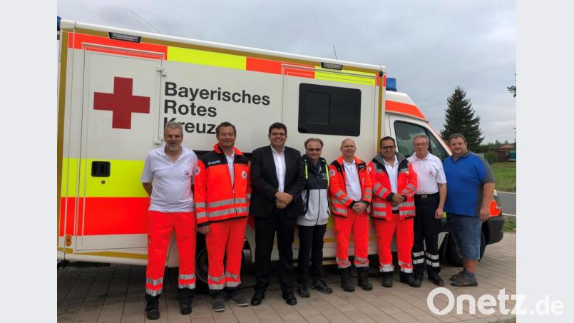 Bundestagsabgeordneter Uli Grötsch (Zweiter von links) zu Beginn seiner Rettungsdienst-Schicht an der Rettungswache Mitterteich des Bayerischen Roten Kreuz. Mit im Bild: Rettungssanitäter Günter Plonner, BRK-Kreisgeschäftsführer Holger Schedl, BRK-Wachleiter Raimund Köstler, Rettungssanitäter Matthias Wagner, stellvertretender BRK-Wachleiter Magnus Zimmermann, BRK-Rettungsdienstleiter Klaus Dvorak und Notfallsanitäter Helmut Zeitler. Bild: exb/Bayerisches Rotes Kreuz Kreisverband Tirschenreuth