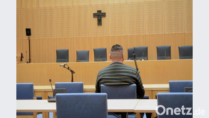 Bandar S. wartet auf den Beginn der Verhandlung. Der 28-jährige Koch aus Syrien hat im Januar diesen Jahres seine Partnerin mit einem Messerstich getötet, der eine Vene traf. Bild: Gabi Schönberger