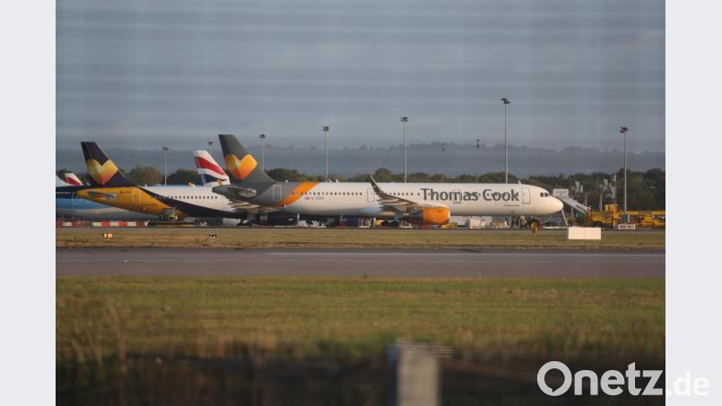 Ein Airbus A321 im Design des Tourismuskonzerns Thomas Cook steht auf dem Rollfeld am Gatwick Airport in Sussex. Bild: Steve Parsons