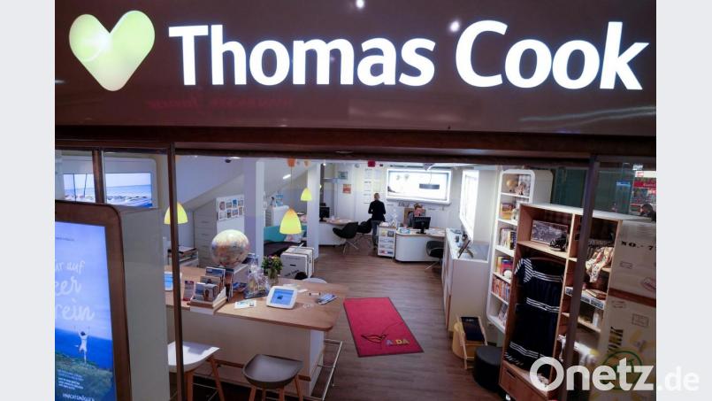 Angestellte des Tourismuskonzerns Thomas Cook in einem Reisebüro des Konzerns. Die Bemühungen um Rettung des angeschlagenen britischen Touristikkonzerns Thomas Cook sind gescheitert. Bild: Axel Heimken