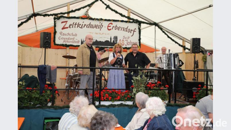 Im Kirwa-Zelt des Rauchclubs lud die Stadt Erbendorf zum Seniorennachmittag ein. Auf dem Bild (von links) der Projektleiter des Generationen-Netzwerks Roland Lochner mit dritter Bürgermeisterin Sonja Heindl und Rauchclub-Vorsitzender Bernhard Bauernfeind. Bild: njn