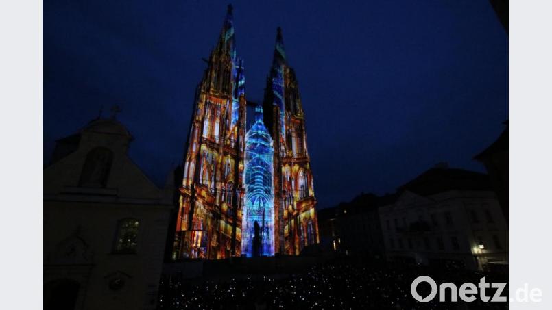 Der Regensburger Dom erstrahlt bei einer Lichtershow. Bild: Vanessa Gewehr