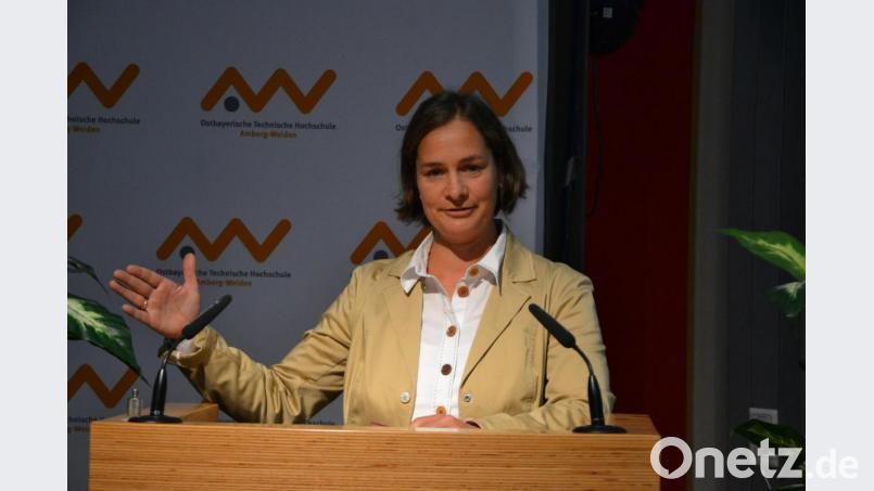&quot;Wir sind an einem Punkt angelangt, an dem es auf den Einzelnen ankommt&quot;, mahnte Heike von Eyb, MItorganisatorin des Kongresses und Sprecherin der Steuerungsgruppe der Initiative Fairtrade-Stadt Amberg, in ihrer Begrüßungsrede. Nur so änderten sich auch die Politik und die gesamte Gesellschaft im Hinblick auf faire Wirtschaftsbeziehungen. Bild: inl